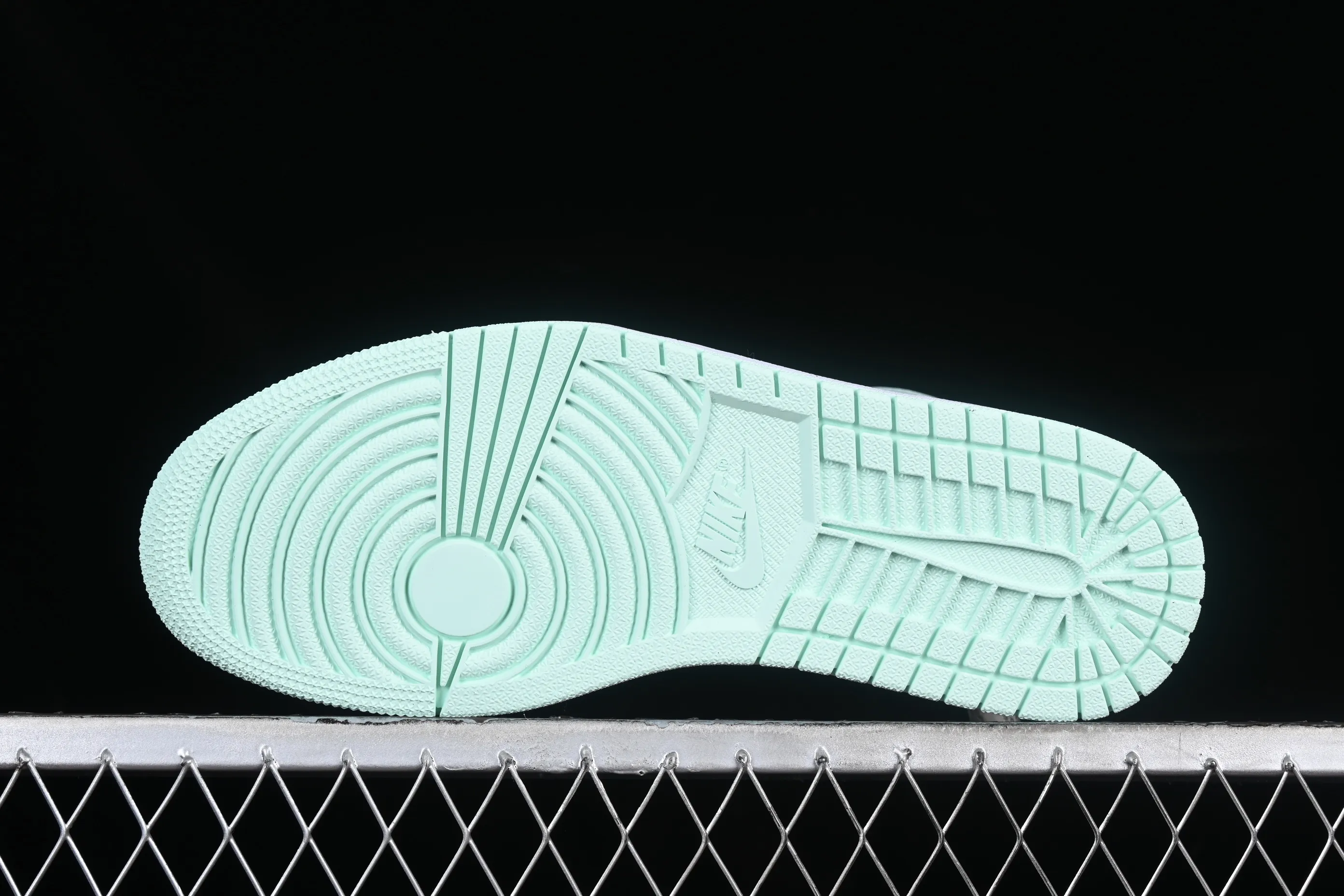 All categories Air Jordan Jordan series basketball shoes Air Jordan 1 High Air Jordan 1 Retro High OG "Lgloo" AJ1 Joe 1 mint green high-top basketball shoes 861428-100